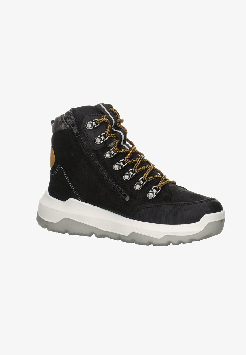 Černá a šedá vysoká obuv vyrobená z semiše a syntetických materiálů, s kovovými očky, vzorovanými tkaničkami a silnou bílou podešví.