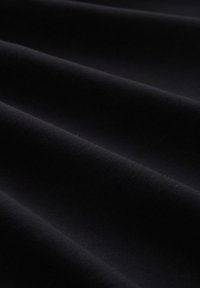 Schwarzer Stoff mit einer glatten Textur, der feine Falten aufweist und ein mattes Finish hat. Der Stoff zeigt eine einheitliche Farbe ohne sichtbare Muster oder Designs.