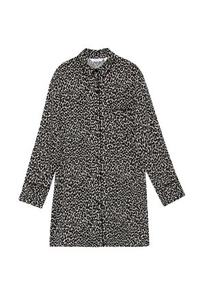 Leoprint-Hemd mit langen Ärmeln, Kragen und Brusttasche. Hergestellt aus weichem Stoff mit glatter Textur; überwiegend beige und schwarz.