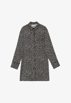 Chemise à boutons en imprimé léopard avec manches longues, col et poche poitrine. Fabriquée dans un tissu doux avec une texture lisse ; principalement beige et noir.