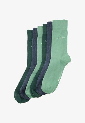 Sechs Paar Socken in verschiedenen Grüntönen und Marineblau, mit einer glatten Textur und gerippten Bündchen, gekennzeichnet mit "TOM TAILOR."