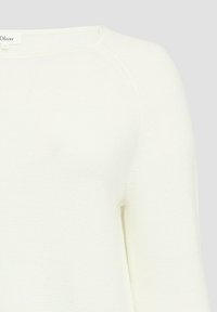 Witte gebreide pullover met een ronde halslijn, ribbeltextuur en lange mouwen. De stof lijkt zacht en lichtgewicht te zijn.