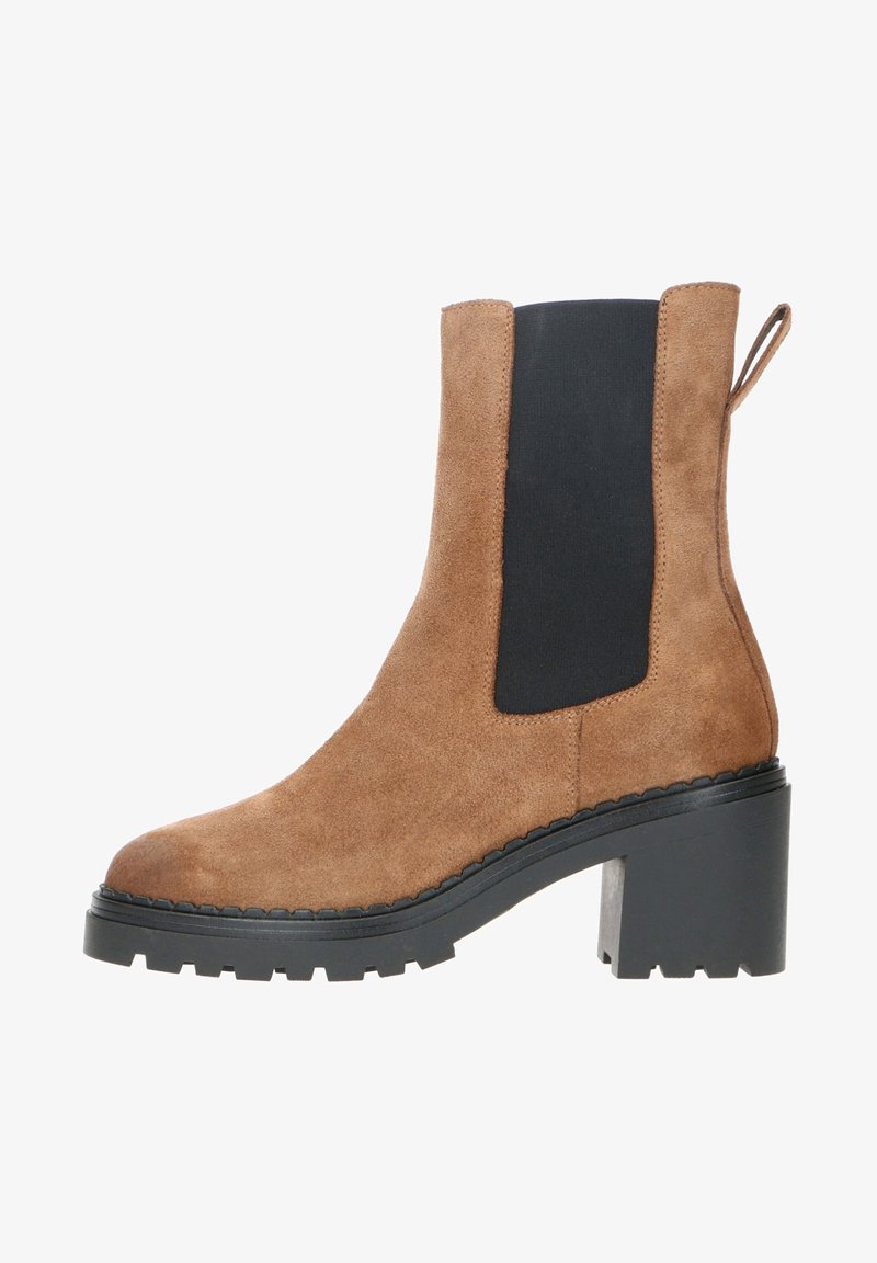 Brune suede ankelstøvle med sorte elastiske paneler, rund tå, kraftig sort hæl og pull tab bagpå. Struktureret overdel og holdbar sål.