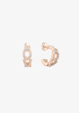Rose gold øreringe i hoops prydet med klare ædelsten, der staver "LOVE" på forsiden, med sikre butterfly-lukke.