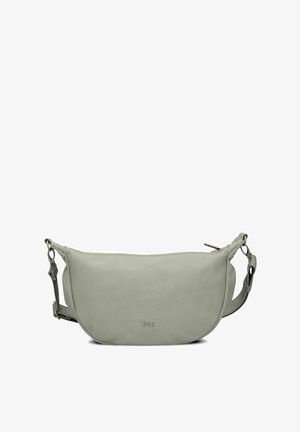 Bolso bandolera en forma de media luna de color gris claro, con correa ajustable y cierre de cremallera, que incluye un pequeño detalle de logo metálico en la parte frontal.