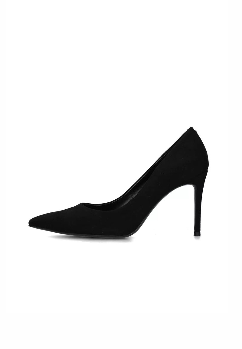 Scarpa con tacco a stiletto nera in suede, design a punta, texture liscia e silhouette snella. Altezza: circa 10 cm.