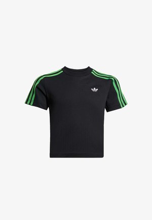 Črna majica s kratkimi rokavi iz bombaža z zelenim dizajnom treh črt na ramenih in belim logotipom na prsih. Klasičen kroj ovratnika.