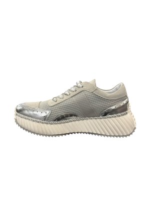 Lichtgrijze sneaker met metallic zilveren accenten, textuurstof en een geribbelde witte zool. Kenmerken zijn de bovenkant van verschillende texturen en vetersluiting.