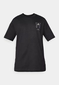 Schwarzes T-Shirt mit kurzen Ärmeln und einer kleinen grauen Grafik von Händen, die eine Flagge halten, sowie dem Text "Adidas Sportswear" auf der linken Brust.
