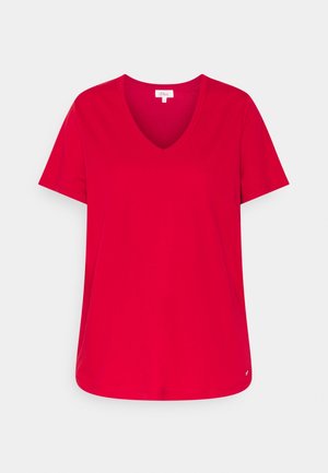 Rød T-shirt med korte ærmer og V-hals med et lille hvidt mærke indeni kraven og et diskret logo nær bundkanten.