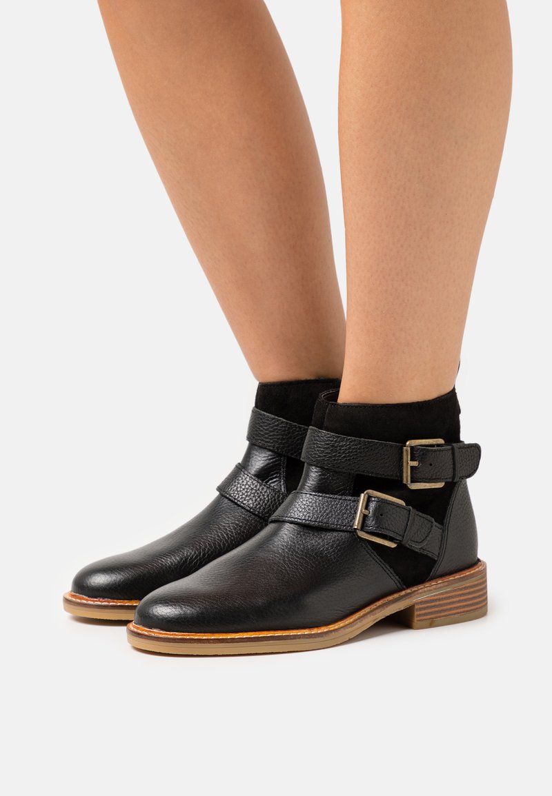 clarks-cologne-buckle-nilkkurit-black-musta-zalando-fi