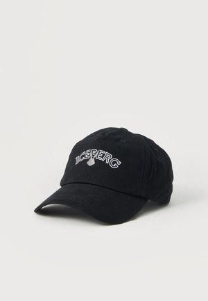 Casquette de baseball noire à visière incurvée, brodée du mot "ICEBERG" et d'un petit motif de piolet blanc à l'avant.