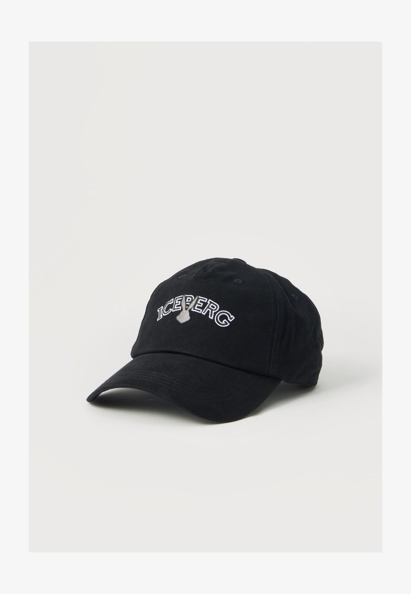 Casquette de baseball noire à visière incurvée, brodée du mot "ICEBERG" et d'un petit motif de piolet blanc à l'avant.
