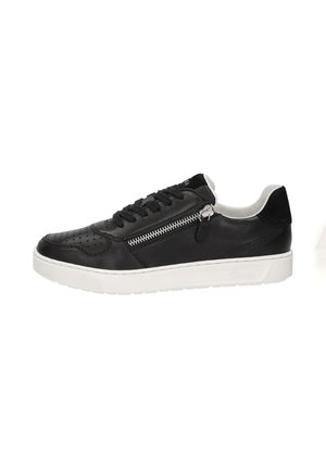 Baskets en cuir noir avec un bout perforé, semelle en caoutchouc blanche, détail de fermeture éclair contrastant et accents en daim noir sur le talon et la languette.