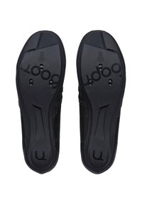 Scarpe da atletica nere con suola in gomma texturizzata, lati in mesh e logo prominente. Il design include diversi modelli di grip.