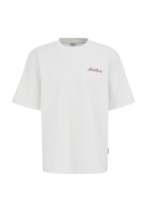 Biała bawełniana koszulka z krótkimi rękawami, okrągłym dekoltem i małym czerwonym haftowanym napisem na przodzie. Brak dodatkowych wzorów czy zdobień.