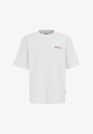 Biała bawełniana koszulka z krótkimi rękawami, okrągłym dekoltem i małym czerwonym haftowanym napisem na przodzie. Brak dodatkowych wzorów czy zdobień.