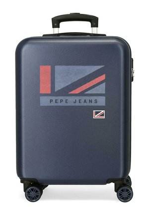 Maleta rígida azul marino con cuatro ruedas, asa telescópica, logo de Pepe Jeans y diseño geométrico en rojo, azul y gris en el frente.