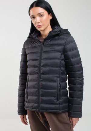 Doudoune noire avec capuche, présentant un design matelassé, un avant zippé et des poches latérales. Texture lisse et matériau léger.
