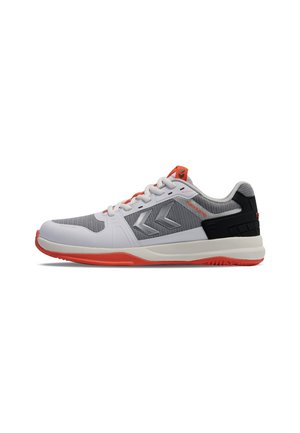 Lave sportssko med hvid, grå og orange design, der har meshnederdele, snørebånd og en struktureret orange sål.