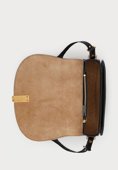 Sac en cuir noir avec quincaillerie dorée ; intérieur avec doublure en suède marron doux, poche zippée et bandoulière réglable.