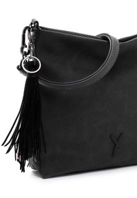 Schwarze, perforierte Lederhandtasche mit abgerundetem Oberteil, ausgestattet mit einem Quastenakzent, silbernen Beschlägen und einem dezenten geprägten Logo.