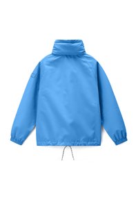 Lyseblå vindjakke med høj krave, elastiske manchetter og justerbar snøre i kanten, vist bagfra på hvid baggrund.