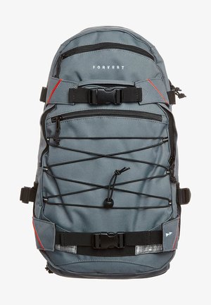 Grå stof rygsæk med flere lynlåslommer, elastisk snore-design, justerbare stropper og kontrastfarvede røde detaljer. Har en stor spænde.