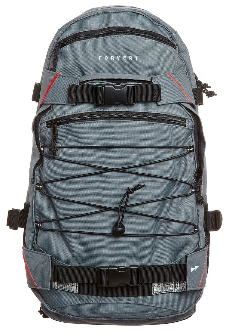 Grau Stoff-Rucksack mit mehreren Reißverschlusstaschen, elastischem Schnurdesign, verstellbaren Trägern und kontrastierenden roten Akzenten. Verfügt über eine große Schnalle.