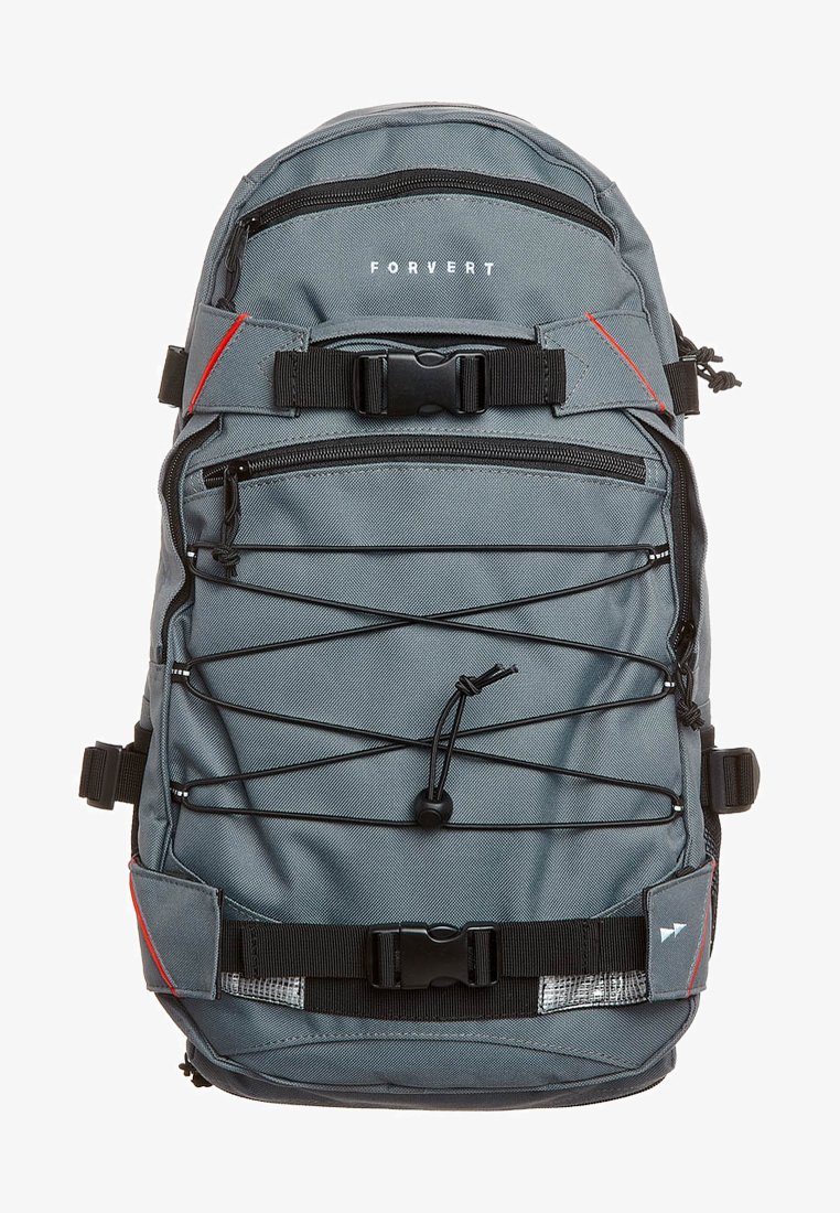 Harmaa kangasreppu, jossa on useita vetoketjullisia taskuja, joustava narusuunnittelu, säädettävät hihnat ja kontrastiväri punaiset yksityiskohdat. Varustettu suurella soljella.