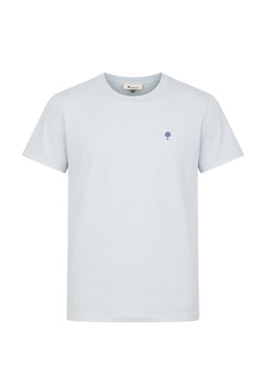 Camiseta de manga corta de cuello redondo en azul claro con un pequeño logo de árbol azul oscuro en el lado izquierdo del pecho.