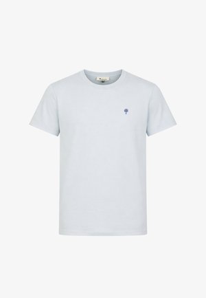 T-shirt azzurro chiaro a maniche corte con scollo rotondo e piccolo logo a forma di albero blu scuro sul lato sinistro del petto.