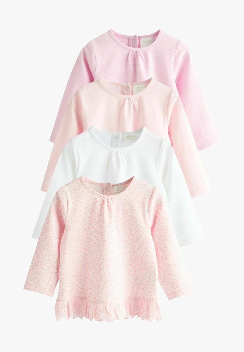 Set med fyra långärmade toppar i nyanser av rosa och vitt. Funktioner inkluderar ett randigt mönster, blommig tryck och volangkant på den nedersta toppen.