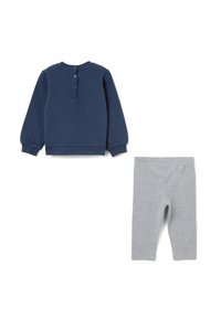 Marineblauwe sweatshirt met ronde hals, drieknops sluiting en lange mouwen, gecombineerd met lichtgrijze leggings. Zachte katoenmix, casual pasvorm.