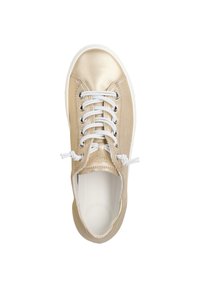 Goldene Leder-Sneaker mit weißen Schnürsenkeln, runder Zehenpartie und strukturiertem Obermaterial. Verfügt über kleine Akzente und einen gepolsterten Kragen für Komfort.