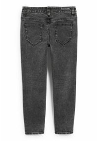 Jean en denim noir délavé vu de dos avec deux poches arrière et des passants de ceinture sur fond blanc.