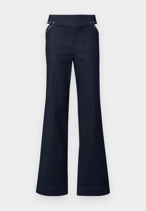Dunkelblaue Jeans mit ausgestellt geschnittenen Beinen und hoher Taille, ausgestattet mit Seitentaschen und metallischen Druckknopf-Akzenten am Bund.