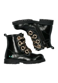 Botas de tobillo de charol negro con ojales dorados, cordones de estampado de leopardo, un zipper lateral y una suela de goma texturizada.