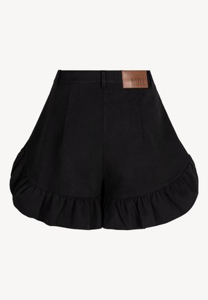 Czarne szorty z wysokim stanem, falbankowym obszyciem i szlufkami na pasek, z brązową skórzaną naszywką z logo "BIZUU" na tylnej gumce w pasie.