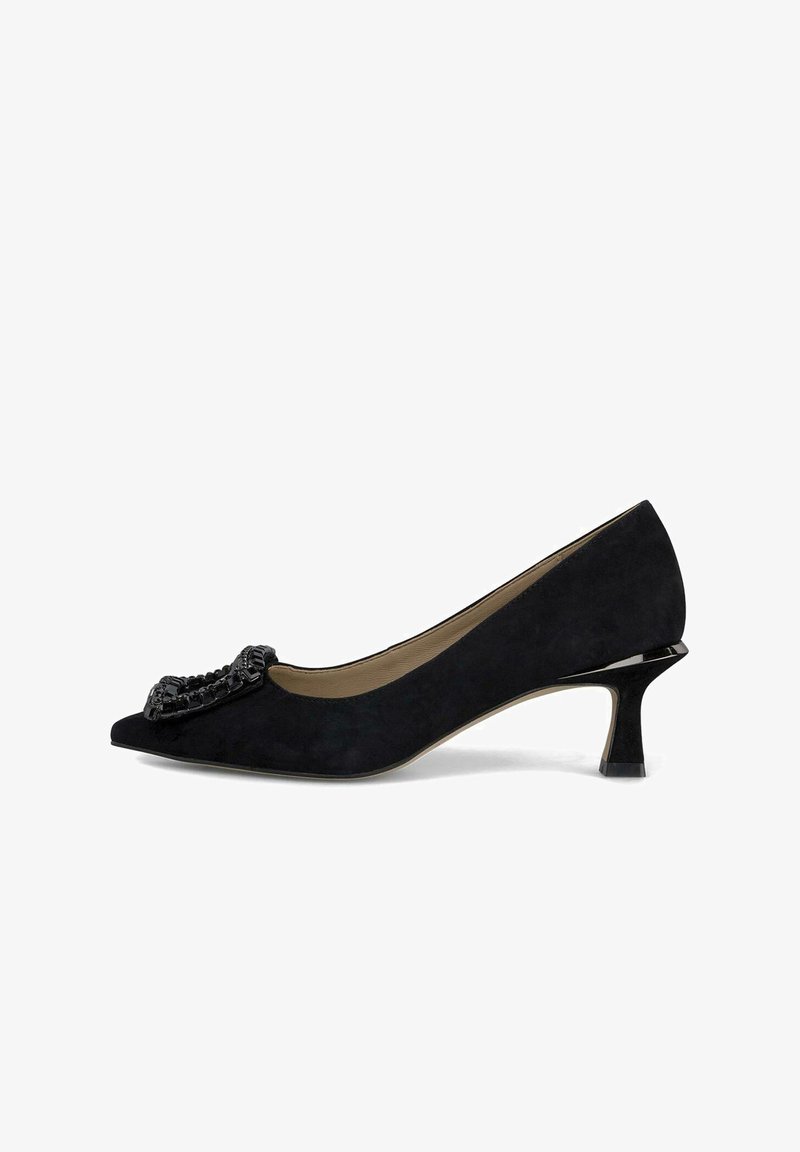 Zapato de tacón negro de ante con punta afilada y decoración de cuentas negras. Presenta un tacón bajo y acampanado y un interior suave.