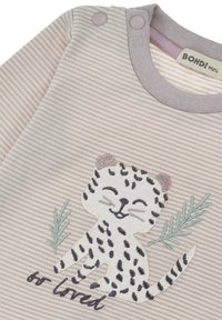 Gestreiftes Stoffhemd in sanftem Lavendel mit einem weißen Leopardenapplikation. Verfügt über gestickte Details und zwei Druckknöpfe an der Schulter.