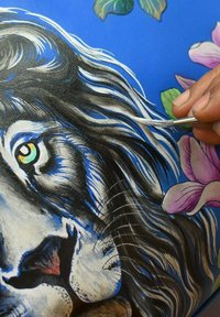 Farbenfrohes Gemälde eines Löwengesichts mit komplexen Details, vor einem blauen Hintergrund und floralen Akzenten. Der Künstler verwendet einen feinen Pinsel für die Highlights.