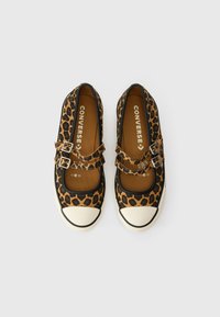 Δεσίματα καμβά με σχέδιο λεοπάρ που φοριούνται εύκολα, με διπλές αγκράφες και λευκή καπάκι από καουτσούκ στο μπροστινό μέρος. Καφέ σόλες με το λογότυπο "CONVERSE".