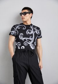 Versace Jeans Couture CHROMO - Tričko s potlačou - white/black