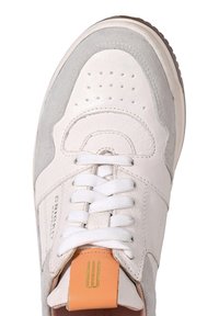 Sneaker bianco in pelle con accenti in suede grigio, punta perforata, lacci bianchi e una linguetta in pelle arancione con dettagli dorati.