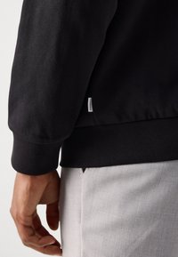 Lindbergh Športna jopa s kapuco na zadrgo - black