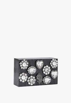 Pochette rectangulaire noire ornée de diverses pierres précieuses, y compris des perles et des pierres transparentes en formes florales et de cœur. Texture de surface lisse.