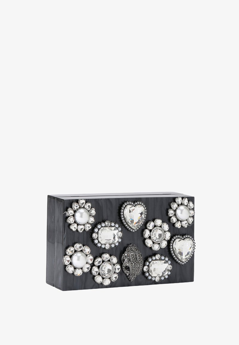 Zwarte rechthoekige clutch met diverse siersteentjes, waaronder parels en heldere stenen in bloem- en hartvormen. Gladde oppervlaktestructuur.