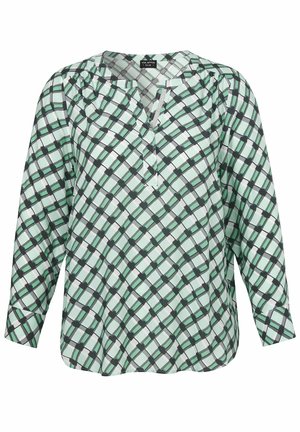 Blouse à manches longues avec motif à carreaux verts et noirs, col en V avec patte de boutonnage partielle, et détails froncés aux épaules.