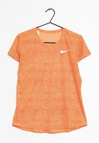 Krátký rukáv, oranžové sportovní tričko s texturovaným vzorem, kulatým výstřihem a bílým logem Nike na hrudi. Visí na černém háčku.